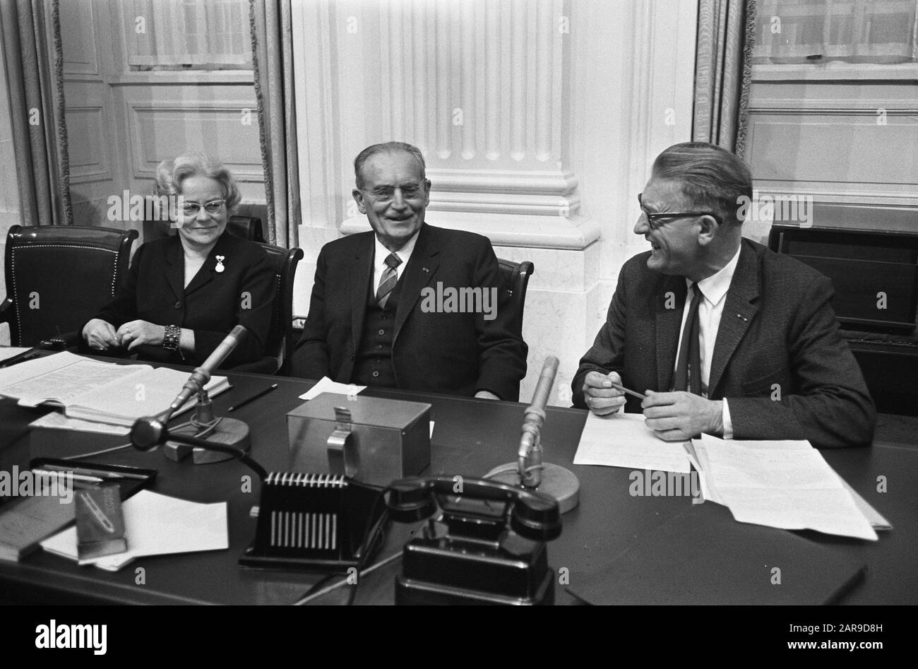 Enregistrements pour l'émission de télévision 1 sur dix du NCRV à la Chambre Des Représentants à la Haye V.L.N.R. mme. Schouwenaar-Franssen, Dr. W. Drees et B. Roolvink lorsqu'on s'adresse aux personnes âgées dans la pièce Datum : 22 novembre 1965 lieu : la Haye, Zuid-Holland mots clés : personnes âgées, politiciens, programmes de télévision Nom personnel : Drees, Willem, Roolvink, Bauke, Schouwenaar-Franssen, JO Banque D'Images