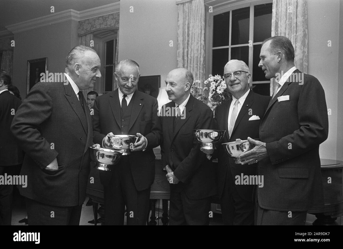 Peter Stuyvesant prix décerné par l'ambassadeur américain William R. Taylor V.l.n.R. Sidney J. van den Bergh, Jhr. P.R. Feith, William R. Taylor, L. van Munching et William A. Beck Date : 4 novembre 1965 mots clés : diplomates, prix Nom personnel : Beck, William A., Bergh, S.J. van den, Feith, P.R., Munching, L. van, Taylor, William R. Banque D'Images