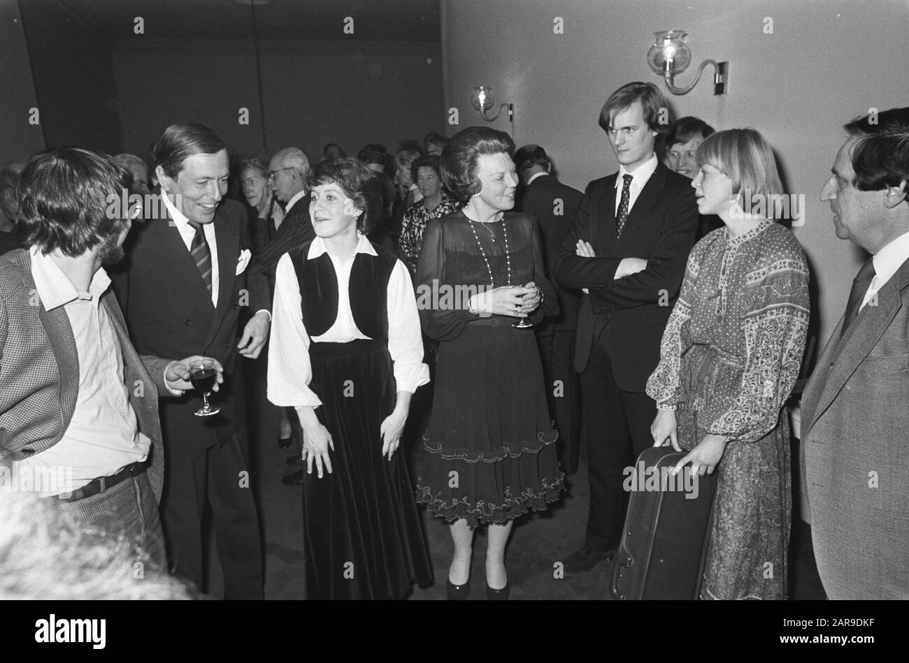 La princesse Beatrix remet le violon de la Reine à Irene den Herder lors du Concours National de violon de la Fondation dos Oskar Vlanr prince Claus, Theodora Geraets, Princess Beatrix, , Irene den Shepherd Date : 24 mars 1979 mots clés : concours, musique, princesses, violonistes Nom personnel : Beatrix, Princesse, Claus, Prince, Geraerts, Geraets, Theodora, Herder, Irene Den Banque D'Images
