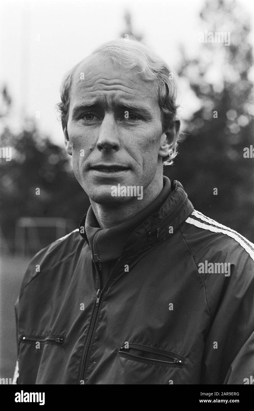 Volendamtrainer Jan Mak, commissionné Volkskrant Date : 6 octobre 1977 mots clés : sport, football Nom de l'institution : Volkskrant Banque D'Images