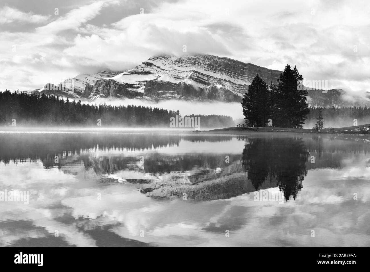 Avec le lac Two Jack Snow Mountain et de l'eau reflet dans le parc national de Banff au Canada. Banque D'Images