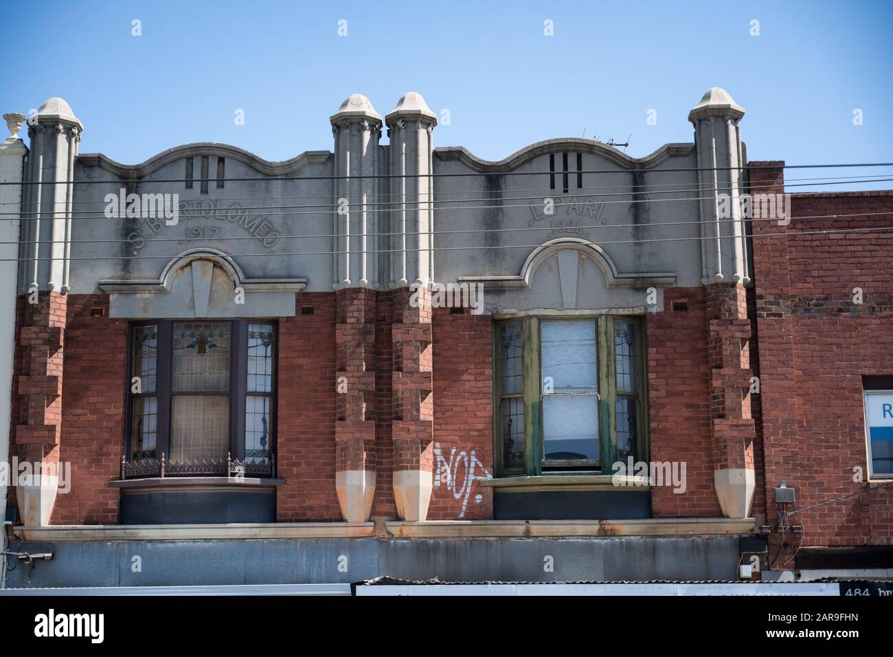 Section d'un ancien bâtiment de 2 étages donnant sur Bridge Road, noRichmond, Victoria, Australie. Banque D'Images