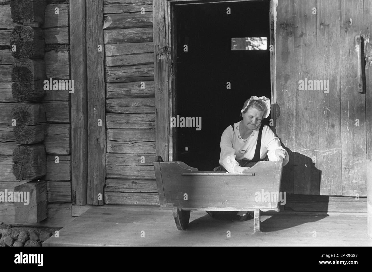 Finlande Femme en costume avec CRIB Annotation: Description en journal: 1 groupe de danse folklorique Lake district, 2 costume de femme Date: 5 juillet 1967 lieu: Finlande mots clés: Costume, femme Banque D'Images