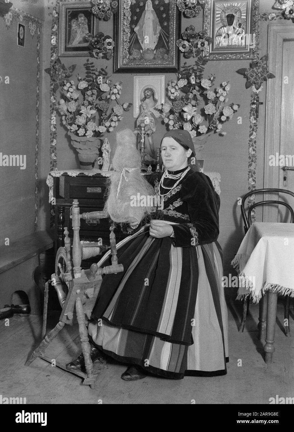 Voyage en Pologne Femme en Europe de l'est filage de costumes Date: Non daté mots clés: Costume, araignées, femmes Banque D'Images