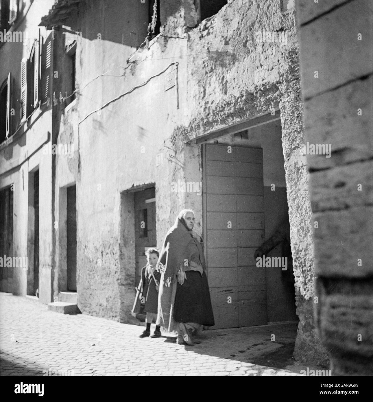 Rome: Visite de la ville Femme avec un enfant à une porte dans une petite rue de Trastevere Date: Décembre 1937 lieu: Italie, Rome mots clés: Architecture, portes, enfants, filles, cityscults, images de rue, femmes, maisons Banque D'Images Rome: Visite de la ville Femme avec un enfant à une porte dans une petite rue de Trastevere Date: Décembre 1937 lieu: Italie, Rome mots clés: Architecture, portes, enfants, filles, cityscults, images de rue, femmes, maisons Banque D'Images