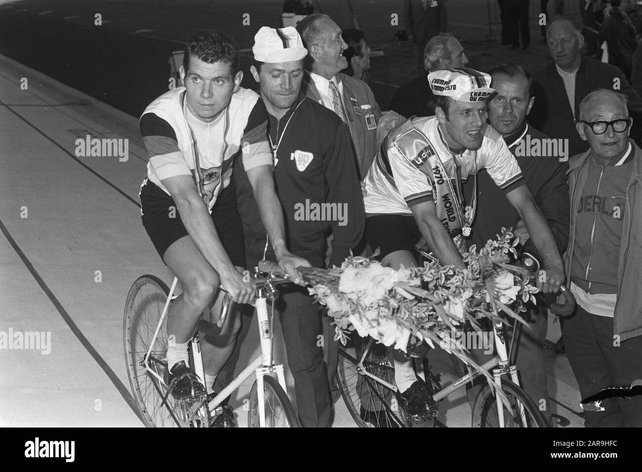 Championnat du monde Cyclisme, Leicester, Angleterre; amateurs de finale stayers; ronde honorifique de (Cornelis) Tribe Date: 12 août 1970 lieu: Grande-Bretagne, Leicester mots clés: Amateurs, CYCLISME, rondes honorifiques, finales Nom personnel: Cornelis Banque D'Images
