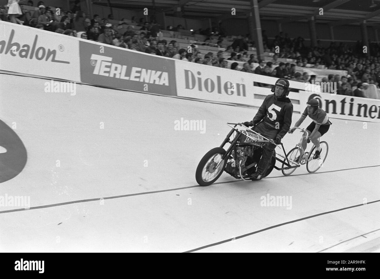 Championnats du monde de cyclisme, Leicester, Angleterre; amateurs de finale stayers; Cees Tribe derrière stimulateur cardiaque Stakenburg Date: 12 août 1970 lieu: Grande-Bretagne, Leicester mots clés: AMATORS, CYCLISME, finales, stimulateurs cardiaques Nom personnel: Tribu, Cees Banque D'Images