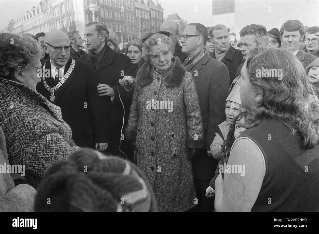Visite de travail HM to A'dam; HM parle avec les résidents locaux, l Samkalden Date: 21 février 1975 lieu: Amsterdam, Noord-Holland mots clés: Queens, visites de travail Banque D'Images