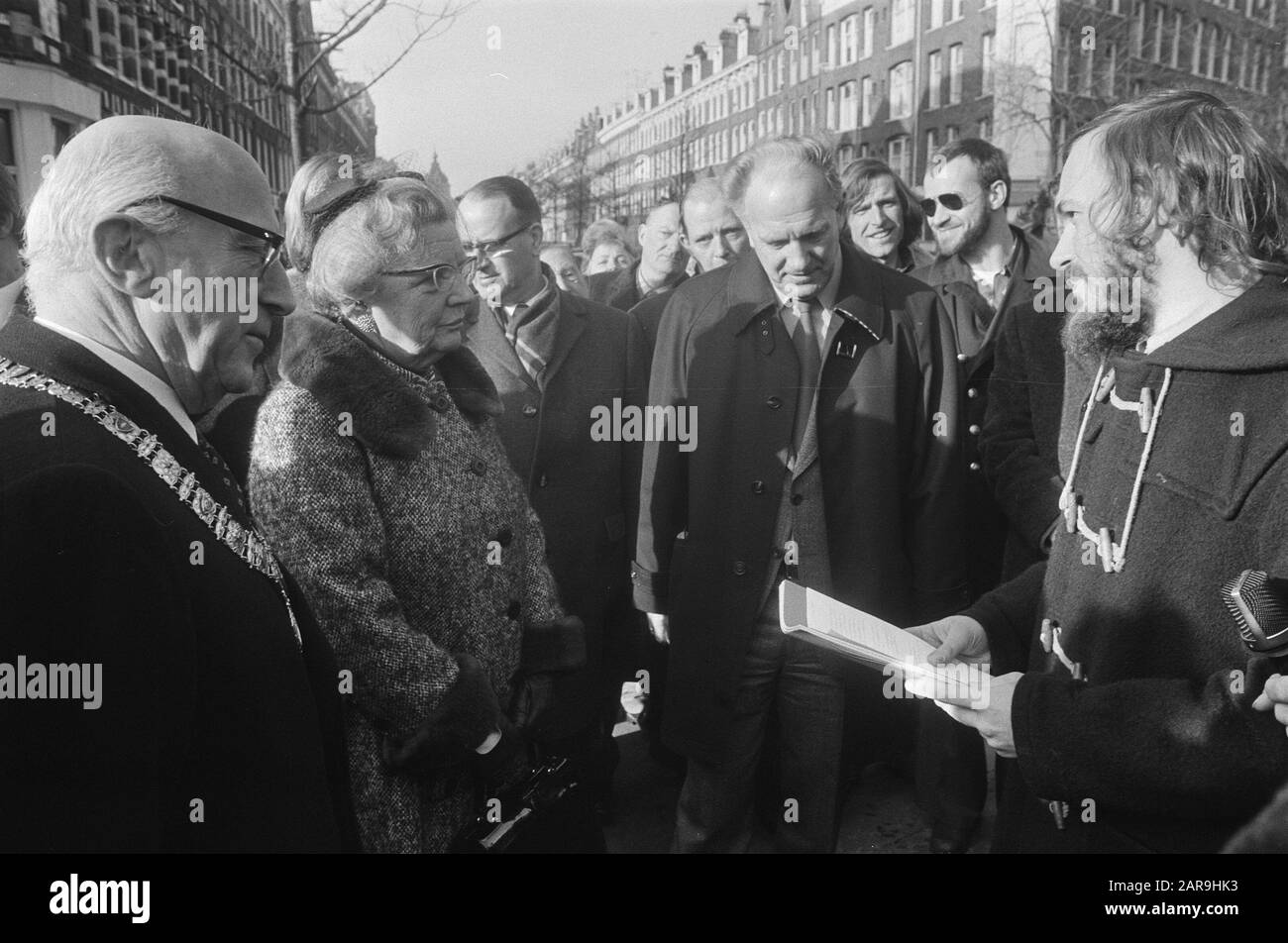 Visite de travail HM to A'dam; reçoit une objection à Samkalden, Alderman Kuypers Date: 21 février 1975 lieu: Amsterdam, Noord-Holland mots clés: Offres, objections, reines, aldermen Banque D'Images