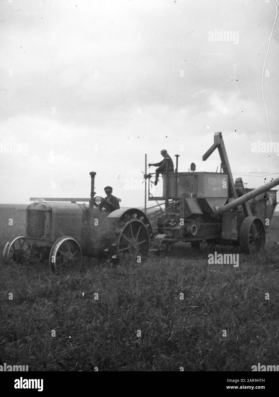 Labourage, moissonneuse-batteuse Date: Non daté mots clés: Labourage Nom personnel: Moissonneuse-batteuse Banque D'Images