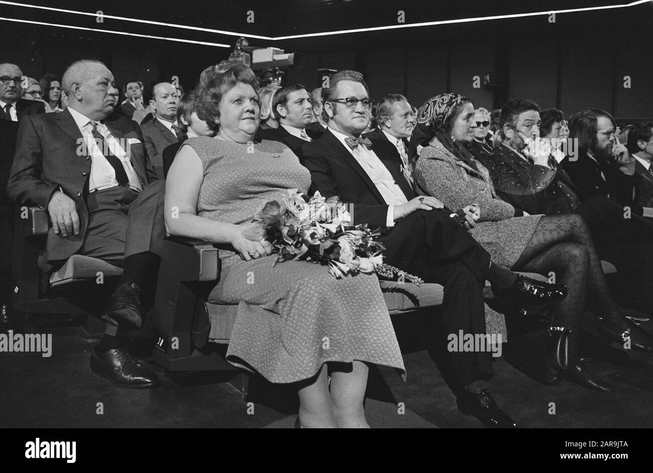 Willem Duys atteint Edisons dans une émission de télévision Pour le poing loin. Tante Leen et Johnny Jordaan Date : 26 février 1971 mots clés : Prix, chanteurs Nom personnel : Jordaan, Johnny, Aunt Leen Banque D'Images