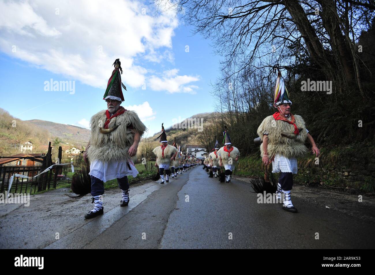 Joaldunaks défilent dans les rues pendant le carnaval. Le son des cloches  est entendu à travers la vallée de Bidasoa, Ituren un petit village situé  dans la région de Malerreka, présage l'accueil