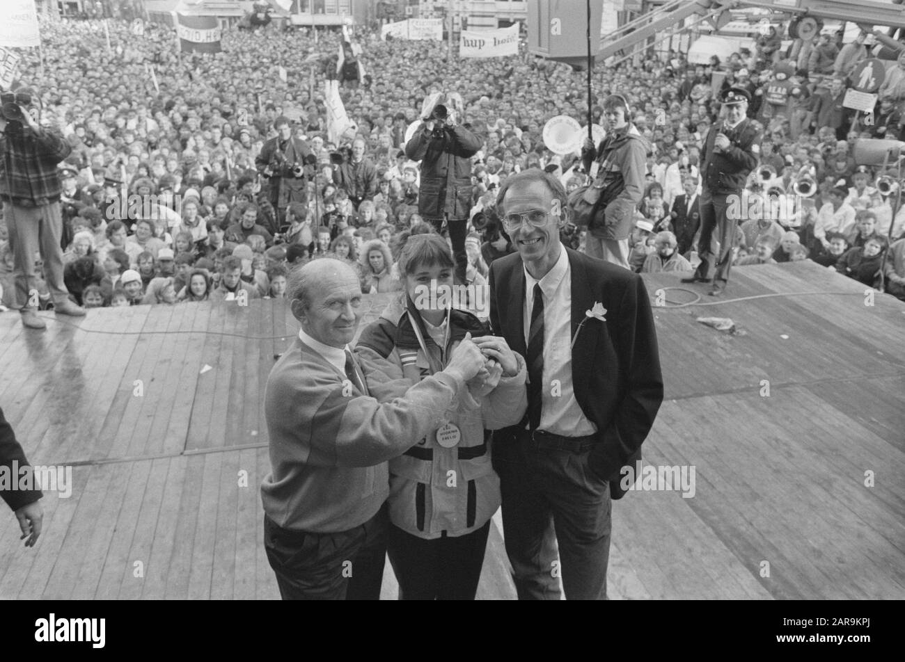 Yvonne van Gennip honorée à Haarlem après avoir obtenu trois médailles d'or aux Jeux olympiques; avec les deux entraîneurs Van't Oever et Kloosterboer (r) Date : 2 mars 1988 lieu : Haarlem, Noord-Holland mots clés : médailles, Jeux olympiques Nom personnel : Gennip, Yvonne van, Kloosterboer, Tjaard, Oever, Egbert va pas Banque D'Images