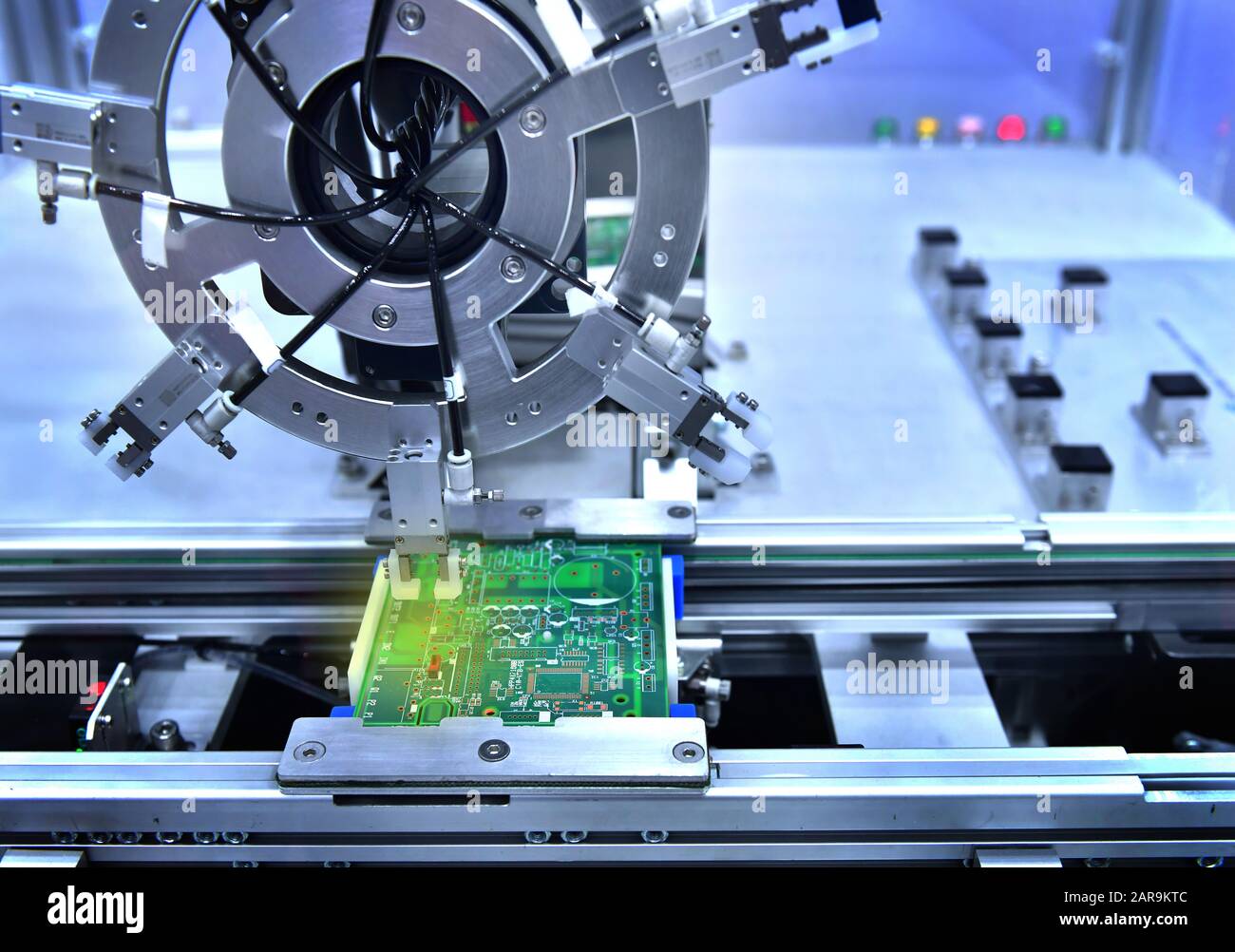 Procédé technologique de soudure et d'assemblage des composants de puce sur la carte de circuit imprimé. Machine à souder automatisée à l'intérieur de l'industrie Banque D'Images