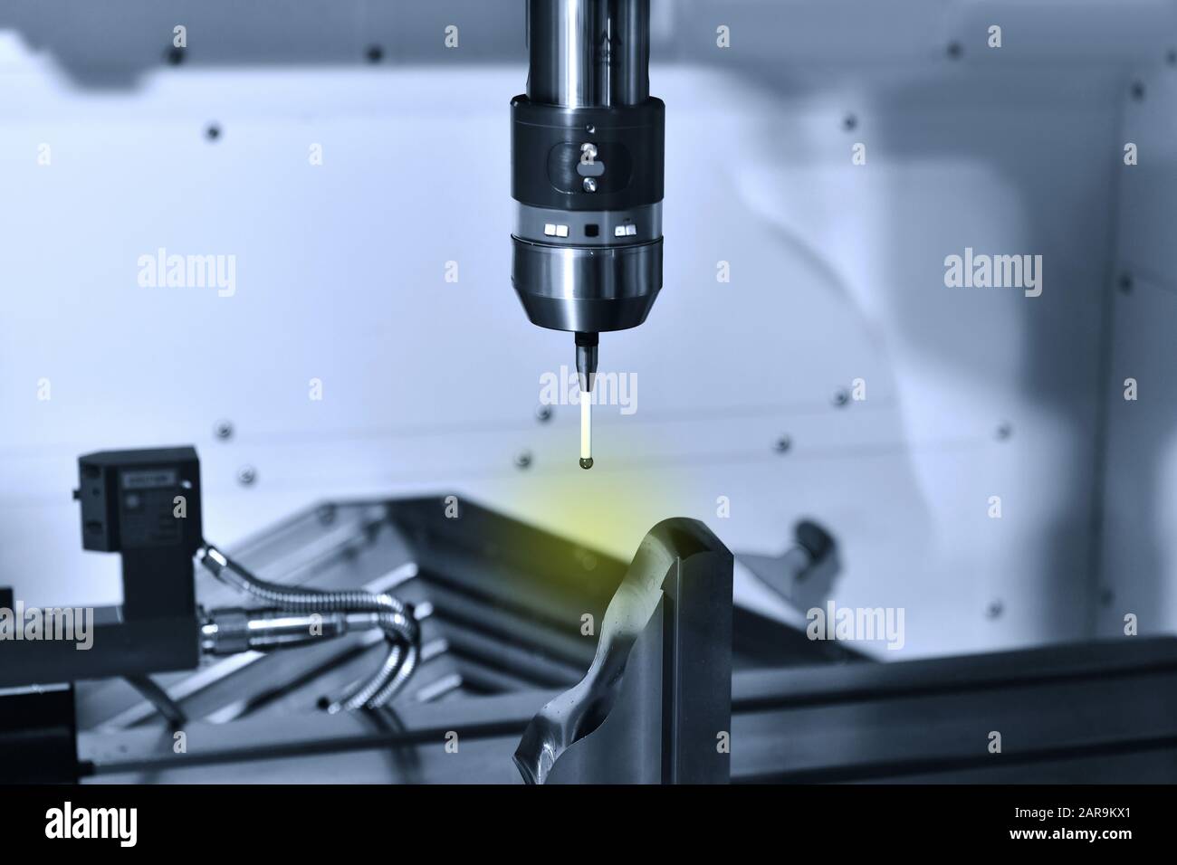 Close up mesure automatique machine (CMM) pour l'inspection de travail au cours de la partie haute précision Banque D'Images