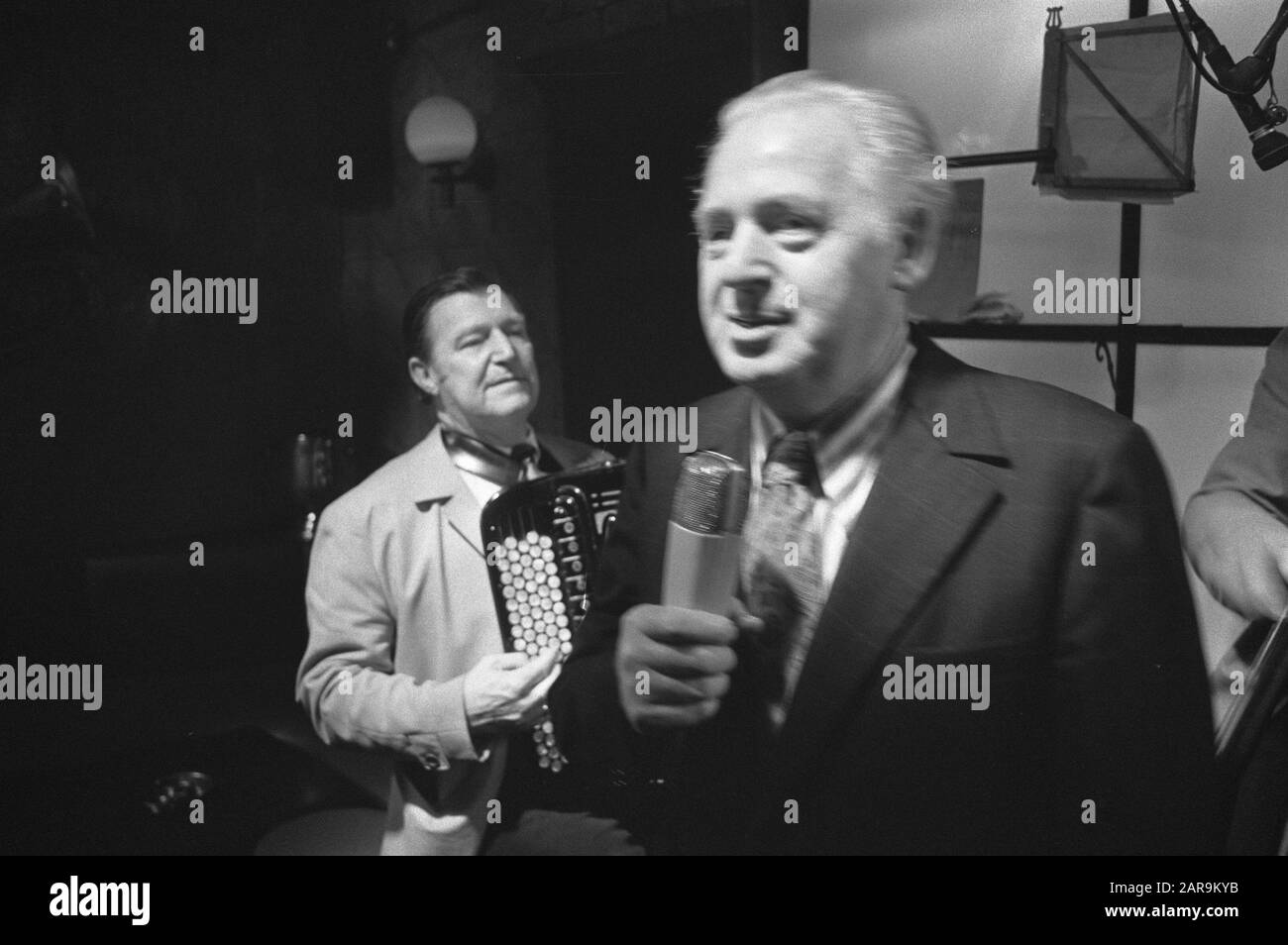 Chanteuse Leo Fuld Se Produit Au San Remo Bar Amsterdam, Affectation Haagsche Courant Date: 22 Novembre 1971 Lieu: Amsterdam, Noord-Holland Mots Clés: Bars, Chanteuses Nom Personnel: Fuld, Leo, Haagsche Courant Nom De L'Institution: San Remo Bar Banque D'Images