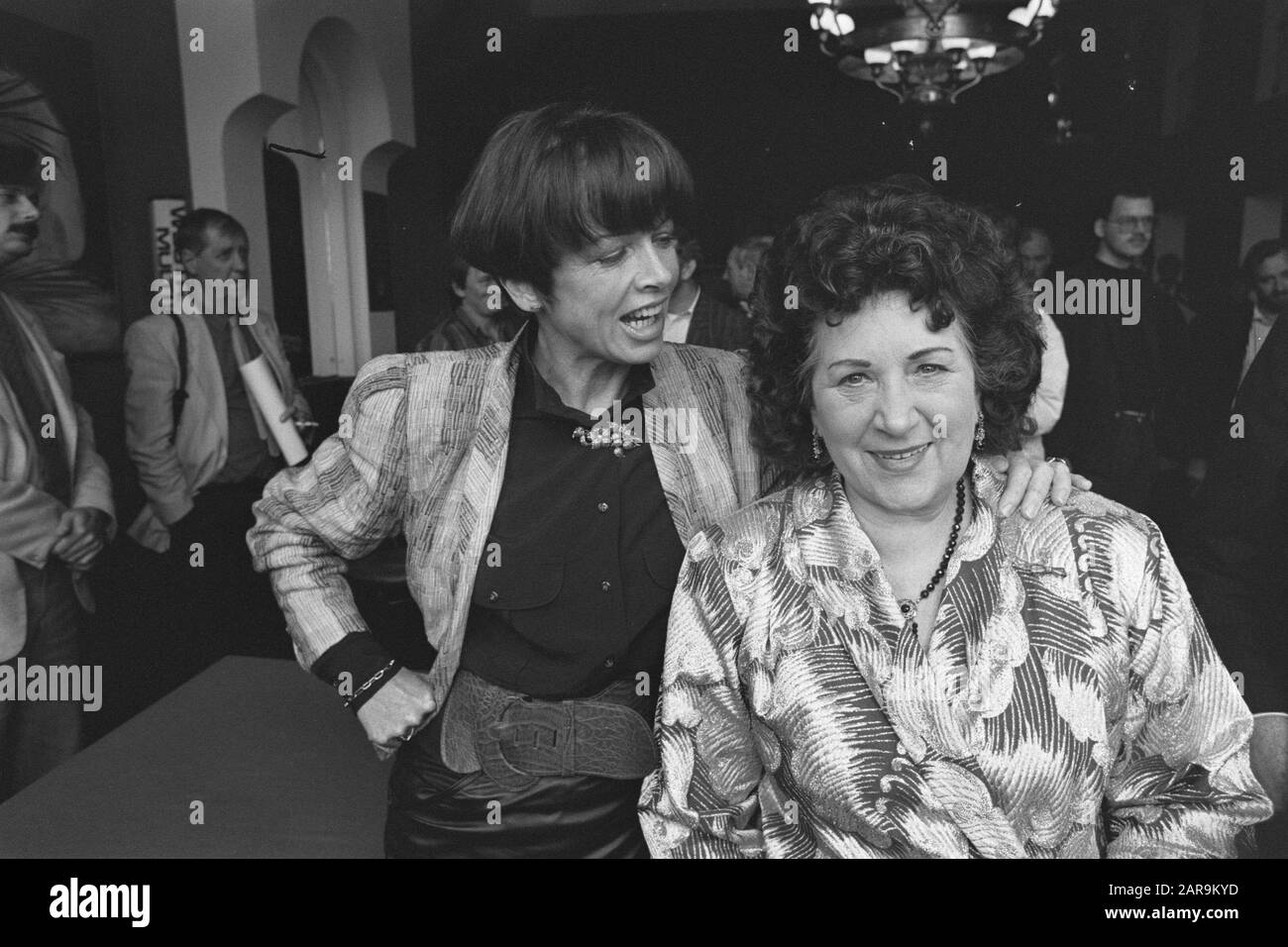 Chanteuse sans nom (Mary Servaes) et Sonja Barend (l) en relation avec l'adieu Date : 20 octobre 1987 mots clés : chanteuses Nom De La Personne : Barend, Sonja, Servaes-Bey, Mary Banque D'Images