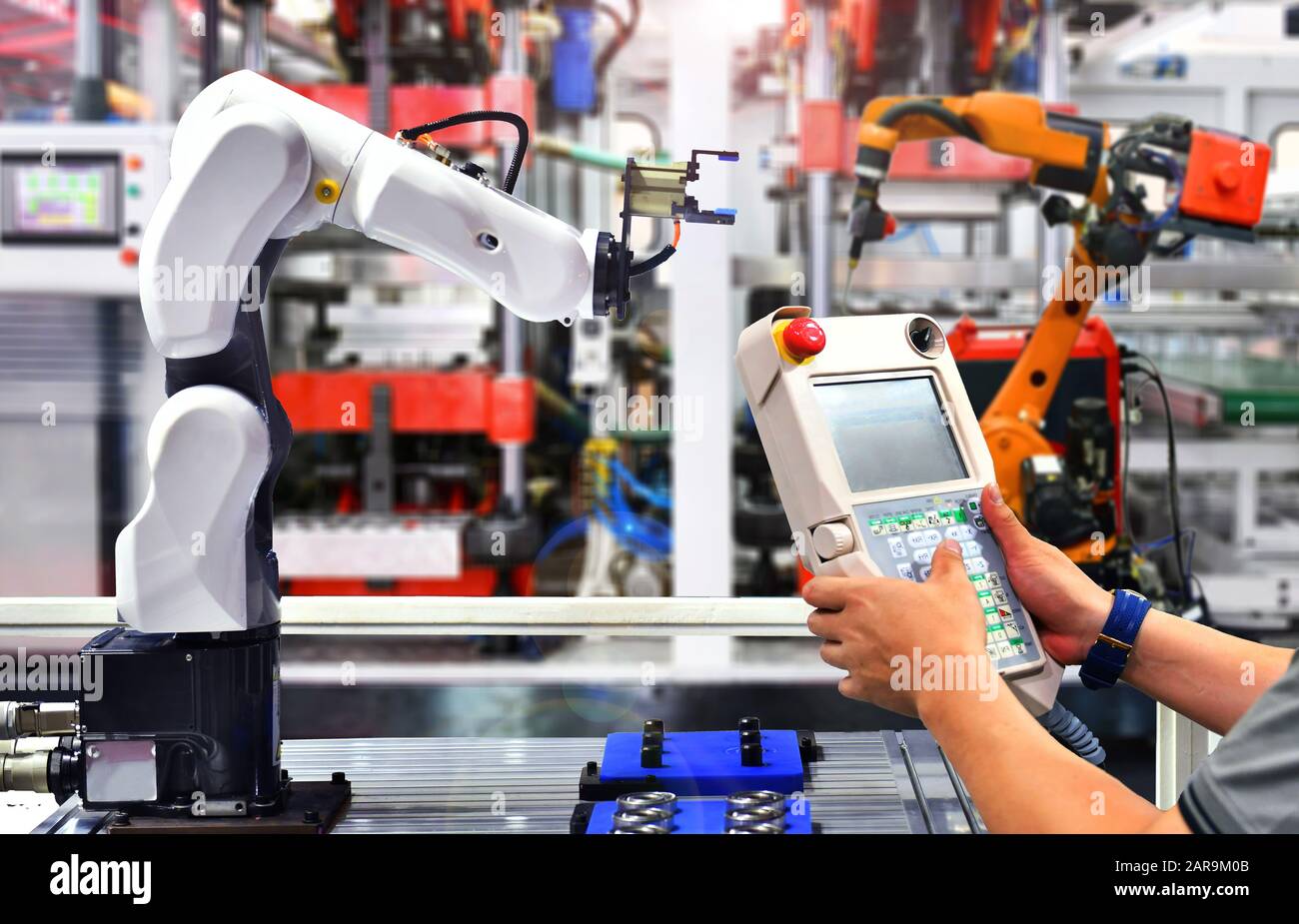 Contrôle de l'ingénieur et bras de robot automatisation du contrôle de la machine pour les roulements de l'automobile en usine processus d'emballage. Banque D'Images