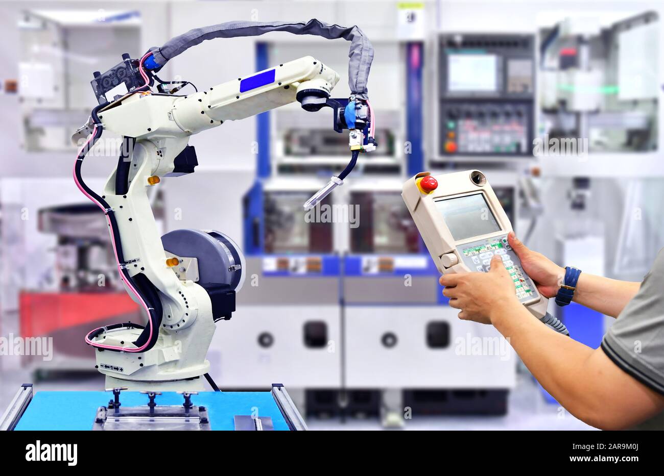 Le contrôle et le contrôle des robots de soudage d'automatisation modernes de haute qualité sont des bras industriels Banque D'Images