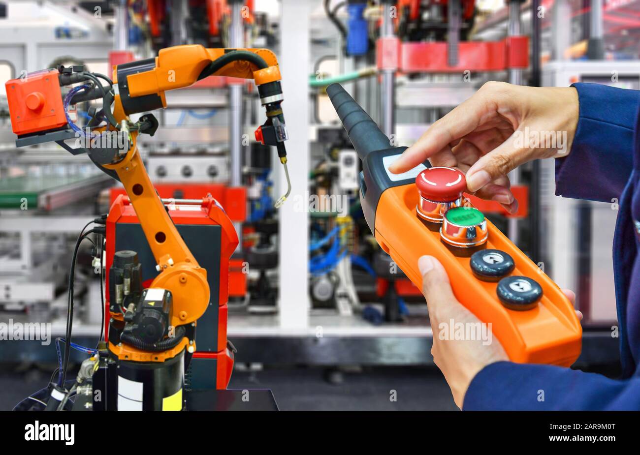 Le contrôle et le contrôle des robots de soudage d'automatisation modernes de haute qualité sont des bras industriels Banque D'Images