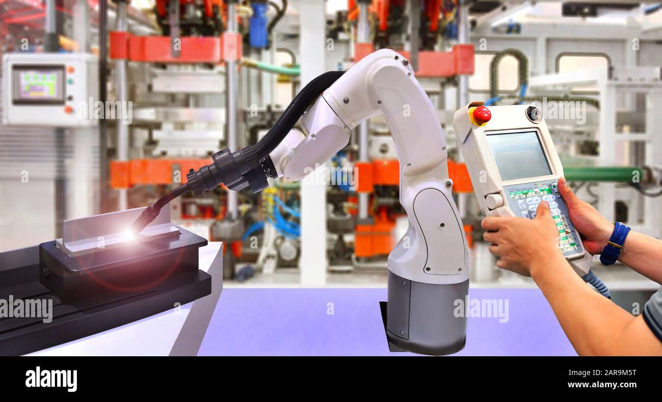 Le contrôle et le contrôle des robots de soudage d'automatisation modernes de haute qualité sont des bras industriels Banque D'Images