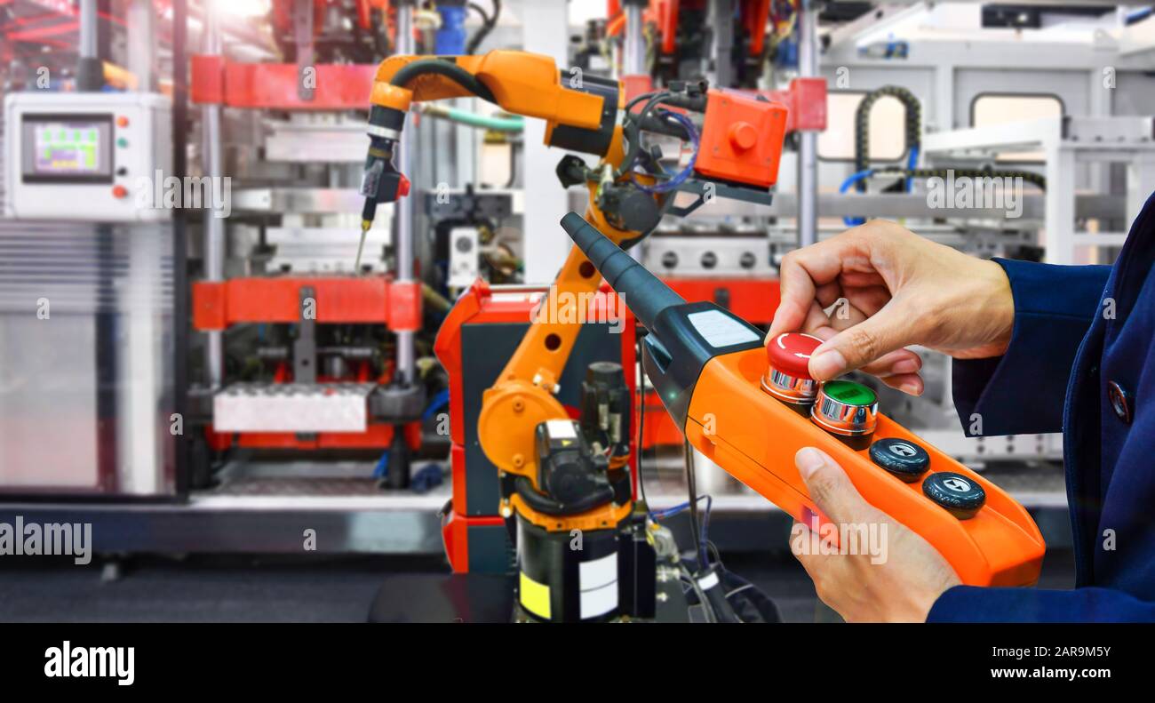 Le contrôle et le contrôle des robots de soudage d'automatisation modernes de haute qualité sont des bras industriels Banque D'Images