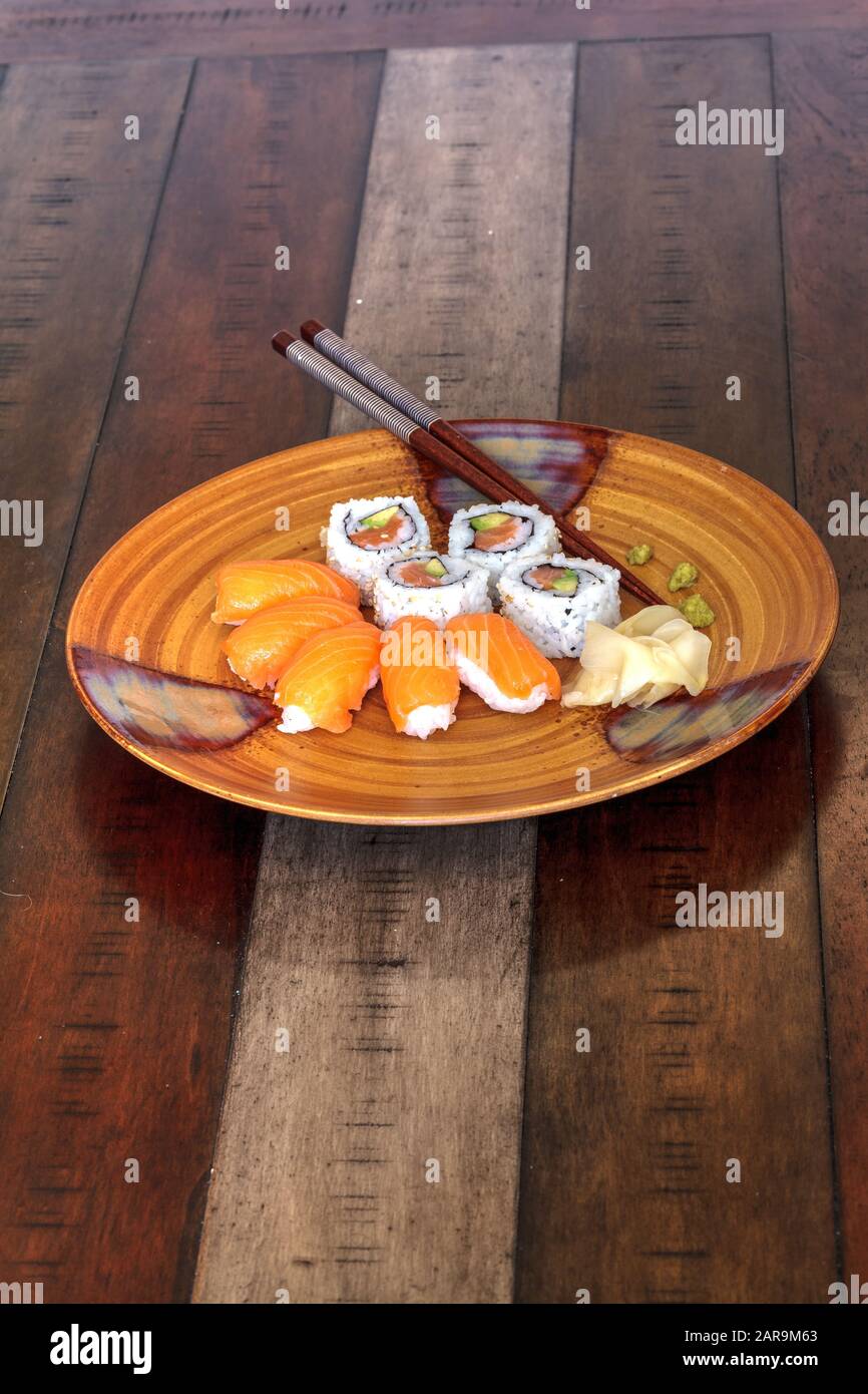 Petits pains à sushi au saumon et saké au wasabi, au gingembre et aux baguettes Banque D'Images