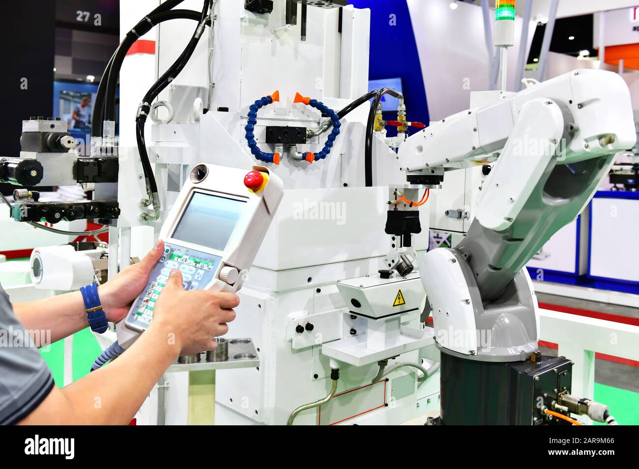 Ingénieur contrôle et contrôle automatisation White Système Moderne robot Arm en usine, Industry robot concept . Banque D'Images
