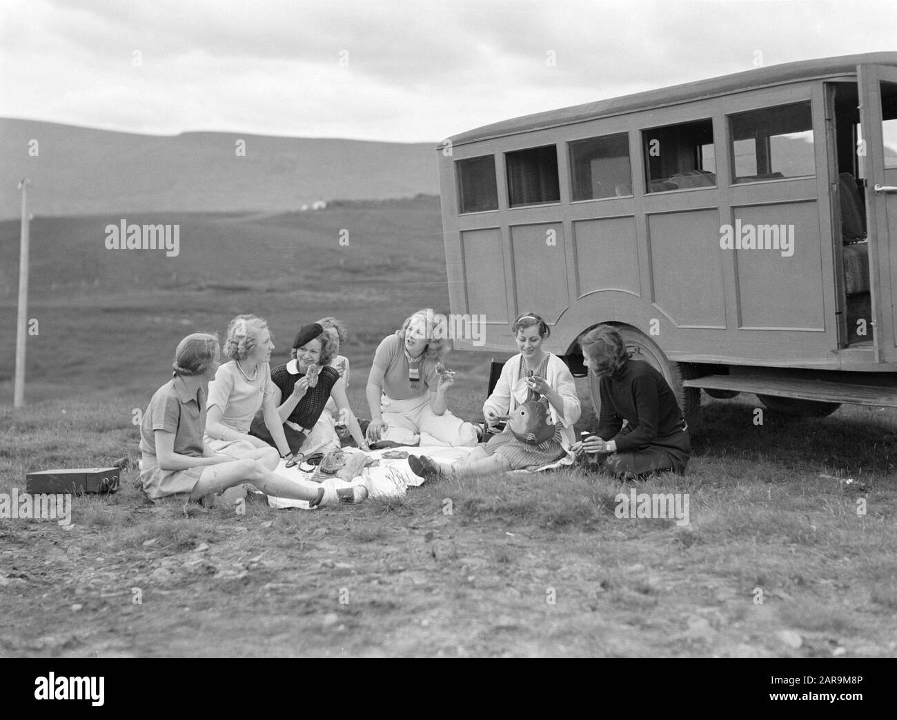 Islande Sept amies font un voyage. Le pique-nique près du bus avec un chariot en bois Date: 1934 lieu: Islande mots clés: Bus, excursions, bois, paysages, musique, pique-niques, nom de la Personne de loisirs: Marguerite, hekla Banque D'Images