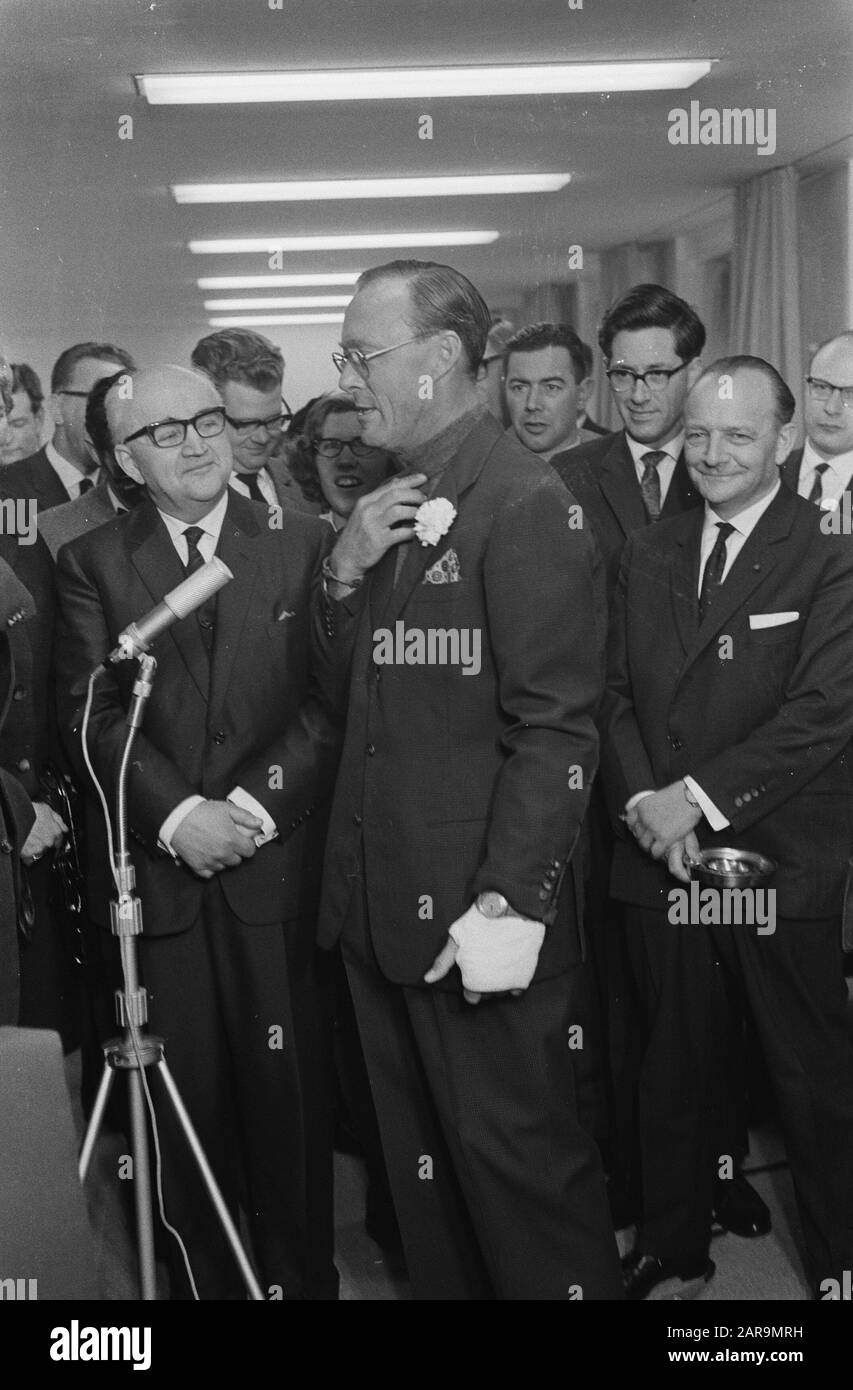 Son Altesse Royale le prince Bernhard a accepté dans le centre de presse Nieuwpoor de Prins pointant vers son maillot/Date: 20 mars 1963 mots clés: Princes Nom personnel: Bernhard , prince Banque D'Images