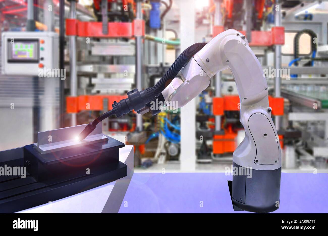 Les robots blancs modernes de soudage par automatisation de haute qualité se ARM à l'industrie Banque D'Images