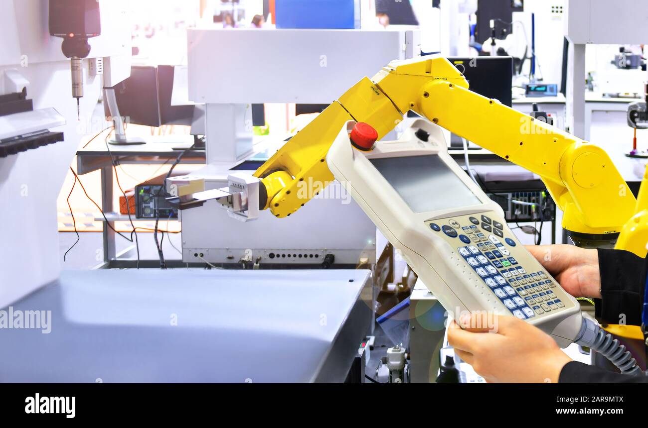 Contrôle et contrôle de l'automatisation système de robot Moderne jaune en usine, concept de robot industriel . Banque D'Images