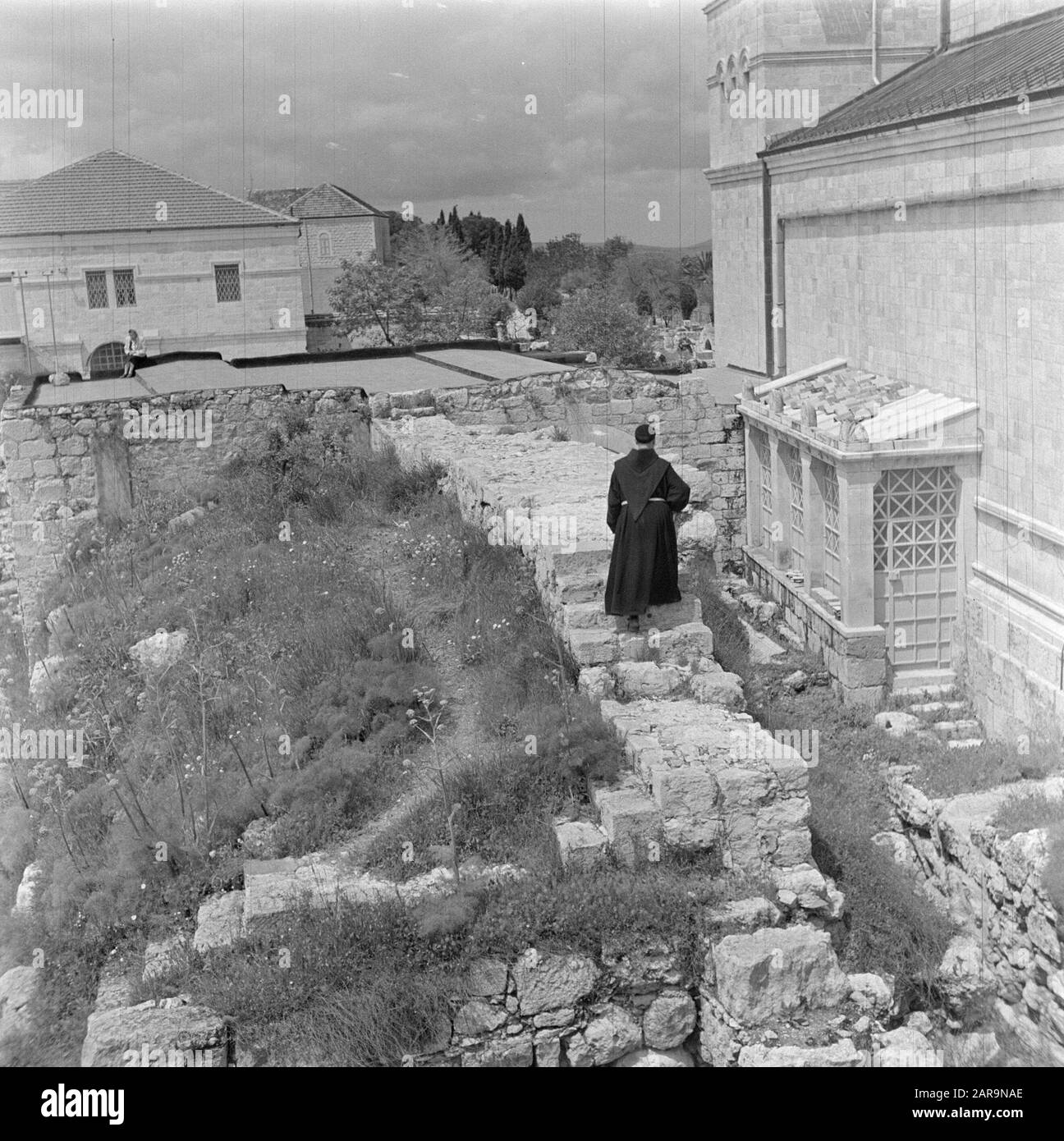 Israël 1948-1949: Galilée façade sud de l'église De La Glorification sur le Taborberg avec au milieu un religieux franciscain et vue sur le monastère franciscain Date: 1948 lieu: Galilée, Israël mots clés: Montagnes, bâtiments d'église, monastères, moines, ruines Banque D'Images