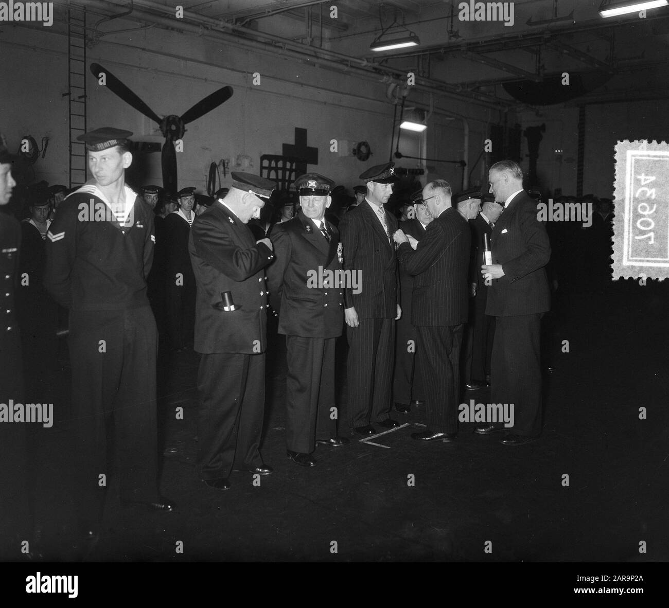 Harriance sauve Le Gatt à bord Des Rh. Mme Dan. Karel Doorman Date : 7 Avril 1955 Mots Clés : Honoraires Nom Personnel : Rh. Mme Dan. Porte Karel Banque D'Images
