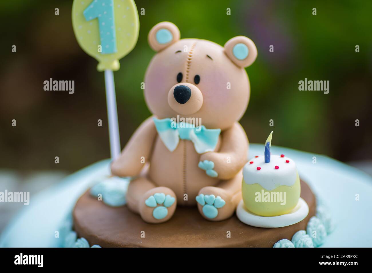 Un Gateau Incroyable Pour Le Premier Anniversaire D Un Garcon Couleurs Bleu Et Blanc Avec Bear Cub A Partir De Mastic Sucre Photo Stock Alamy