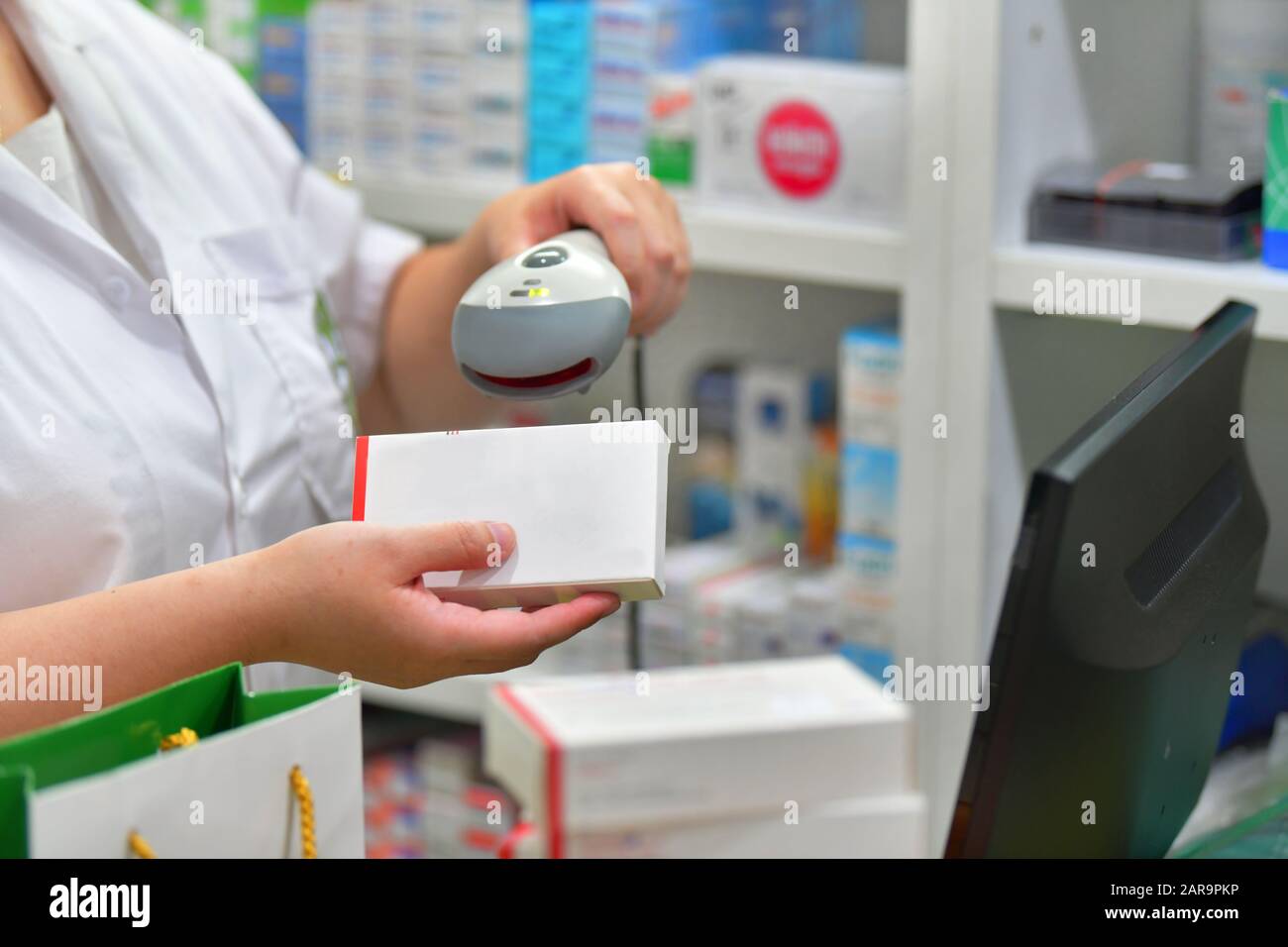 La numérisation des codes à barres pharmacien dans une pharmacie de médicaments de médecine pharmacie. Banque D'Images