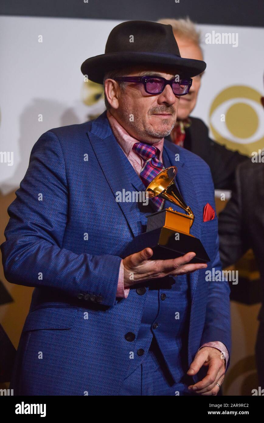 Los Angeles, Californie, États-Unis. 26 janvier 2020. Elvis Costello apparaît en coulisses avec son prix pour le meilleur album pop vocal traditionnel pour « Look Now », lors des 62ème Grammy Awards annuels qui ont eu lieu au Staples Center de Los Angeles le dimanche 26 janvier 2020 . Photo de Christine Chew/UPI crédit: UPI/Alay Live News Banque D'Images