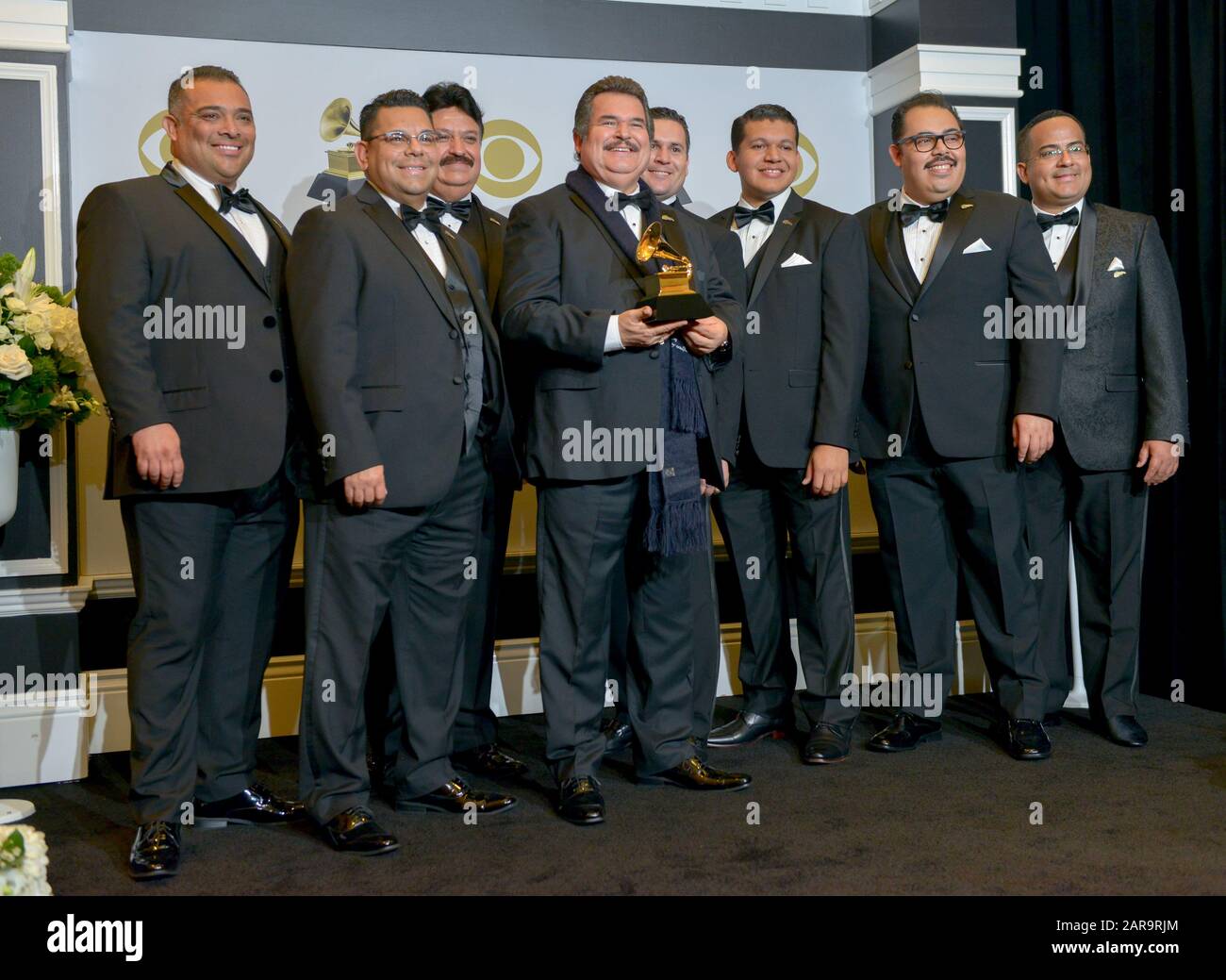 Los Angeles, Californie, États-Unis. 26 janvier 2020. Mariachi Los Camperos apparaît en arrière-plan avec son prix pour le meilleur album musical mexicain régional pour « de l'Ayer Para Siempre », lors des 62ème Grammy Awards annuels qui ont eu lieu au Staples Center de Los Angeles le dimanche 26 janvier 2020 . Photo de Christine Chew/UPI crédit: UPI/Alay Live News Banque D'Images