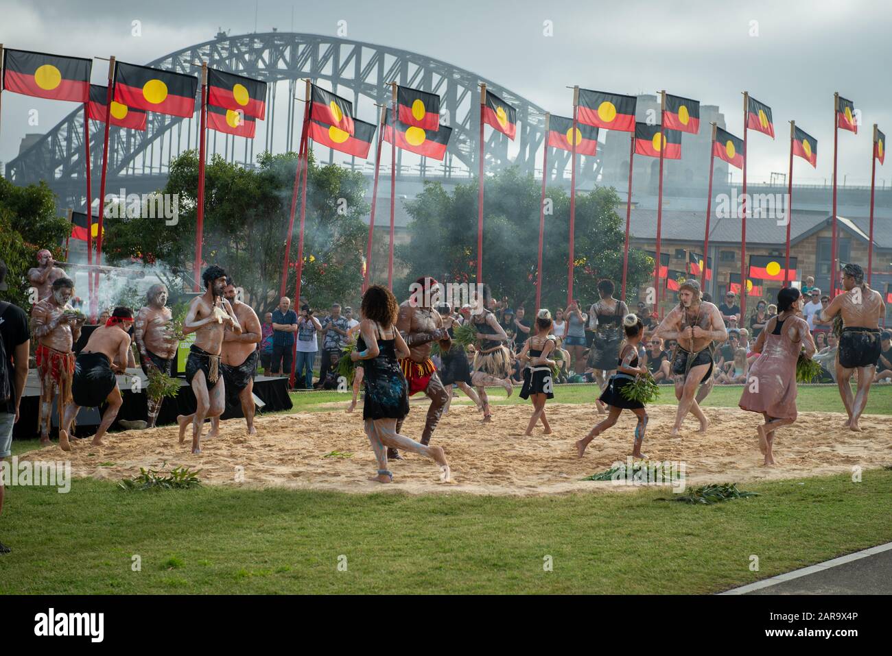 Description : Sydney, Nouvelle-Galles du Sud, Australie, 26 janvier 2020 : les Australiens célèbrent la plus ancienne culture vivante au monde dans la Réserve de Barangaroo, à Sydney. Banque D'Images