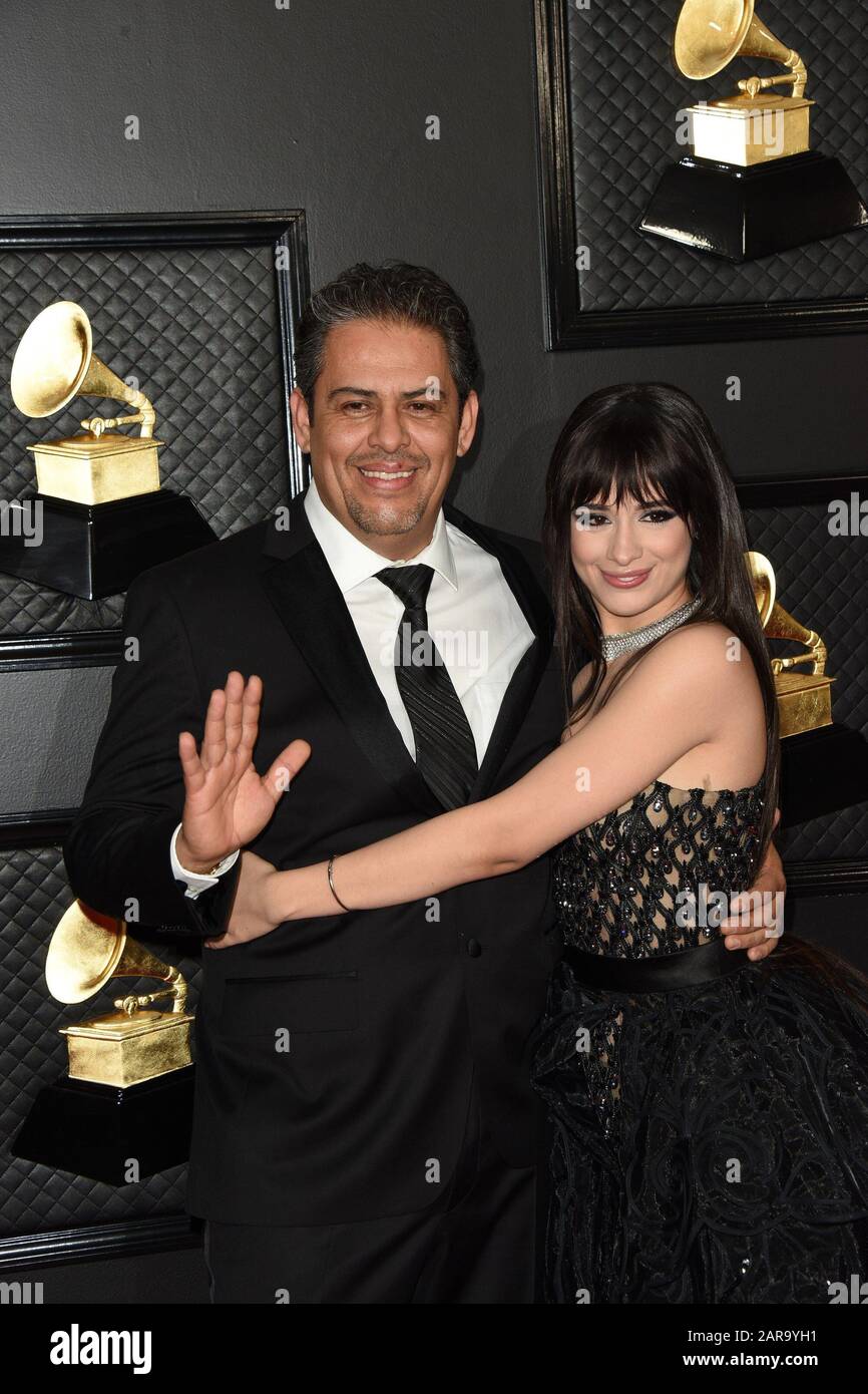 Los Angeles, Californie. 26 janvier 2020. Alejandro Cabello, Camila Cabello à l'arrivée des 62ème Grammy Awards annuels - arrivées 4, STAPLES Center, Los Angeles, CA 26 janvier 2020. Crédit: Priscilla Grant/Everett Collection/Alay Live News Banque D'Images