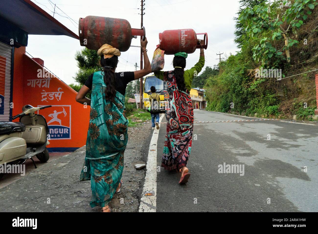 Femmes Transportant Des Bouteilles De Gpl, Deodars Guest House, Papersali, Almora, Uttarakhand, Inde, Asie Banque D'Images