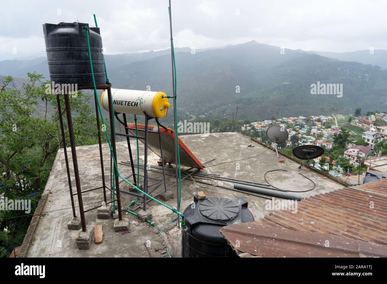 Réservoir d'eau, chauffage Nuetech, antenne Tv Parabolique sur le toit de la maison, Almora, Uttarakhand, Inde, Asie Banque D'Images