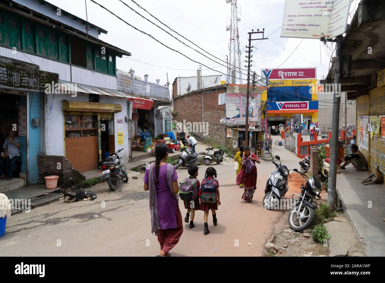 Enfants allant à l'école, Almora, Uttarakhand, Inde, Asie Banque D'Images
