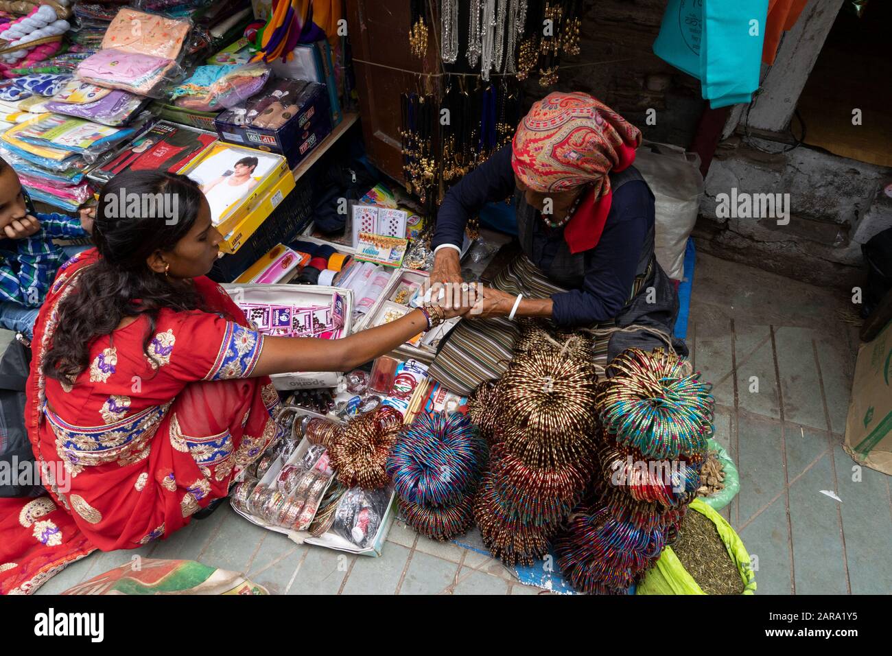 Rue bangle femme vendeur, Lala Bazar, Almora, Uttarakhand, Inde, Asie Banque D'Images