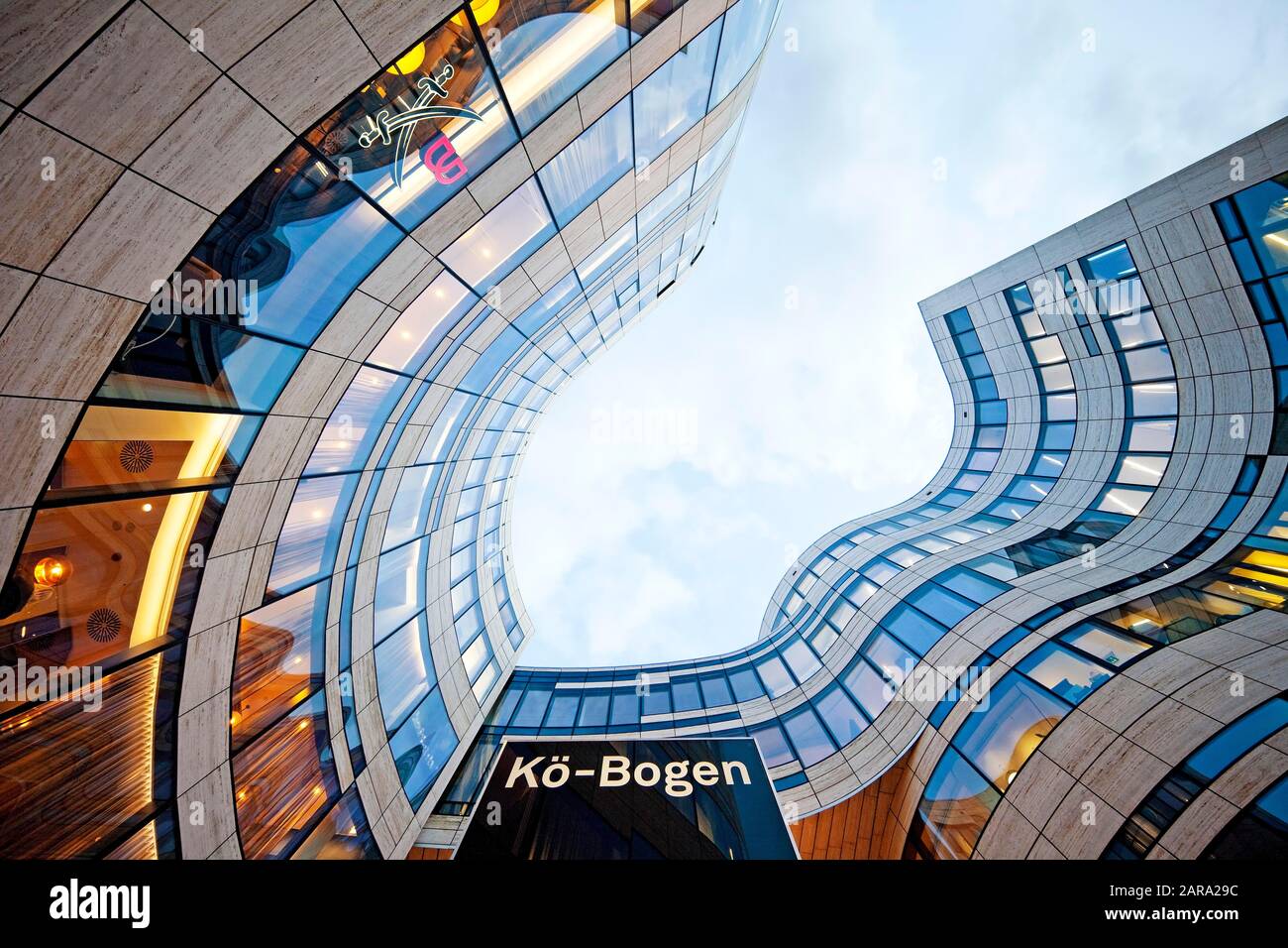 Complexe de construction Koe-Bogen, architecte Daniel Libeskind, immeuble de bureaux et de commerces, Düsseldorf, Rhénanie-du-Nord-Westphalie, Allemagne Banque D'Images