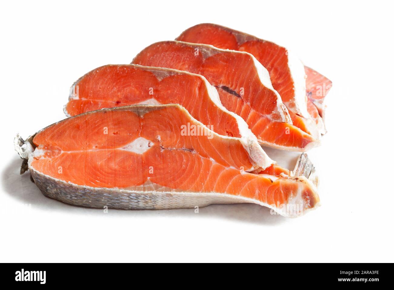 Délicieux steaks de saumon coho après congélation avant de cuisiner dans un restaurant ou une cuisine. Alimentation saine. Banque D'Images