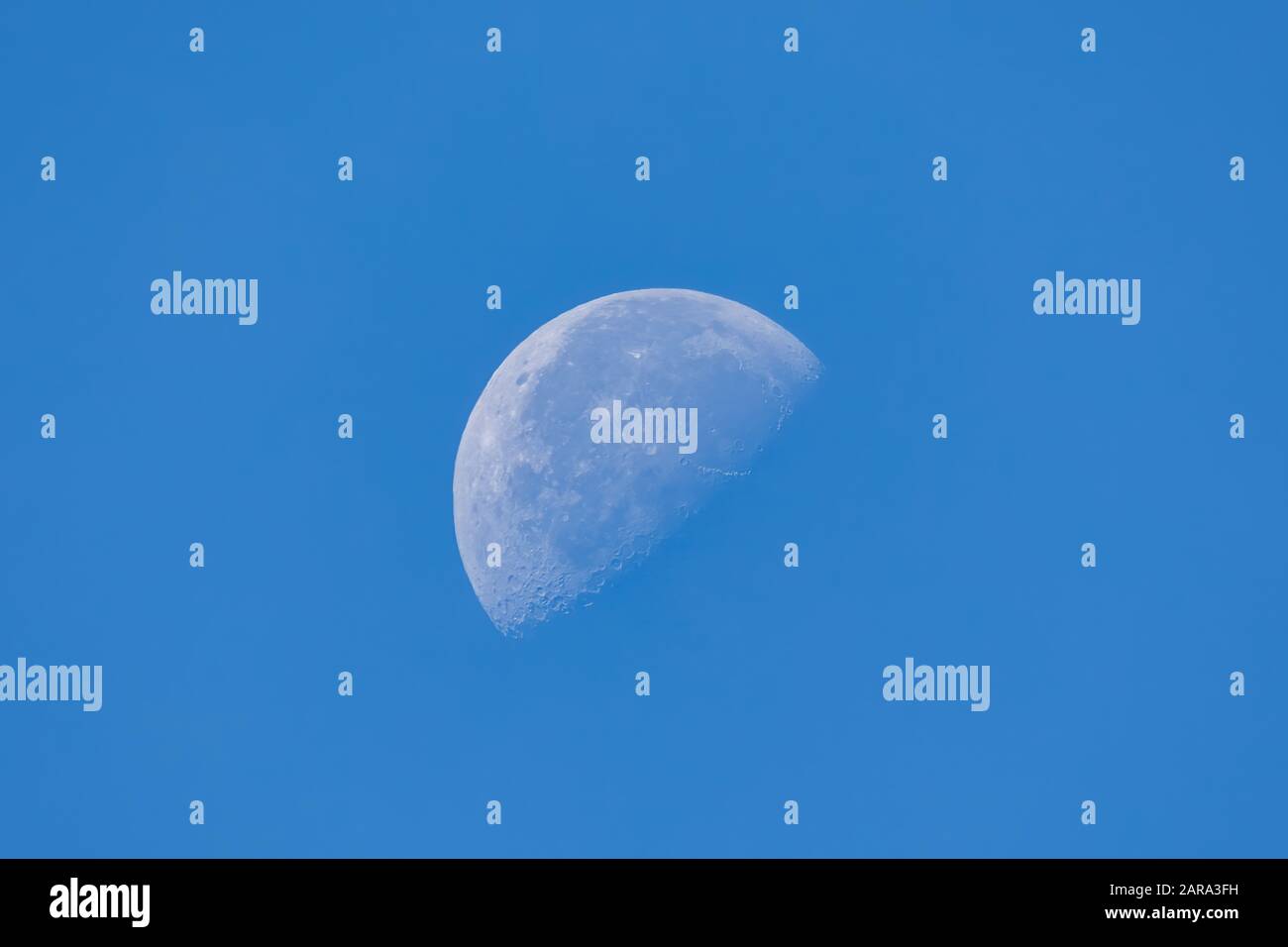 une partie de la lune dans la journée sur fond bleu ciel Banque D'Images