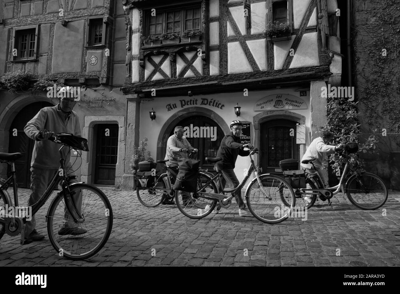 Cyclistes, au petit Delice, rue pavée, Riquewihr, Alsace, France, Europe Banque D'Images