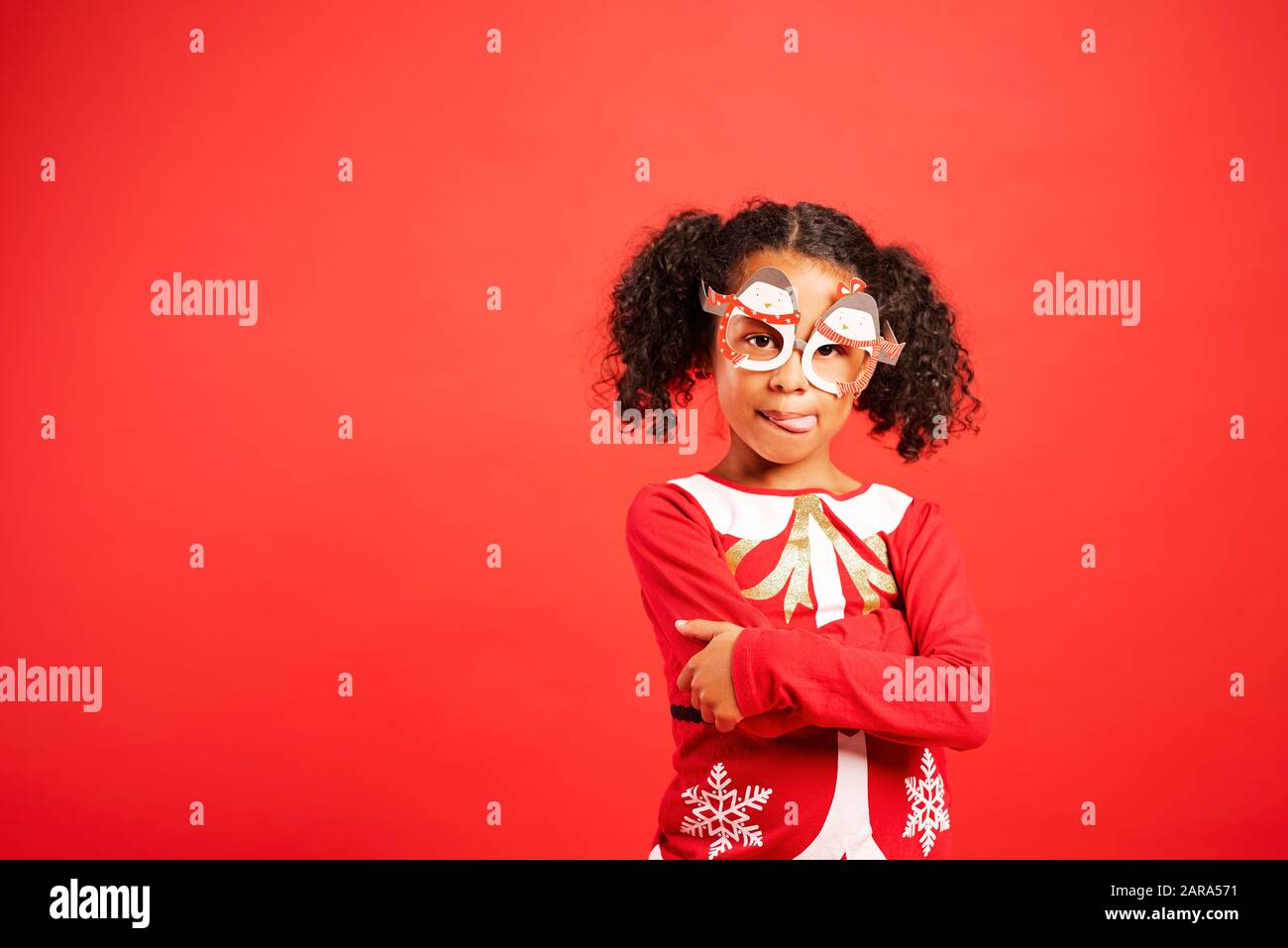 Portrait de charmante fille africaine en costume de Noël Banque D'Images