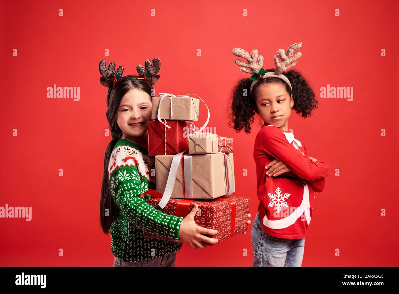 Deux filles dans différentes humeurs à Noël Banque D'Images